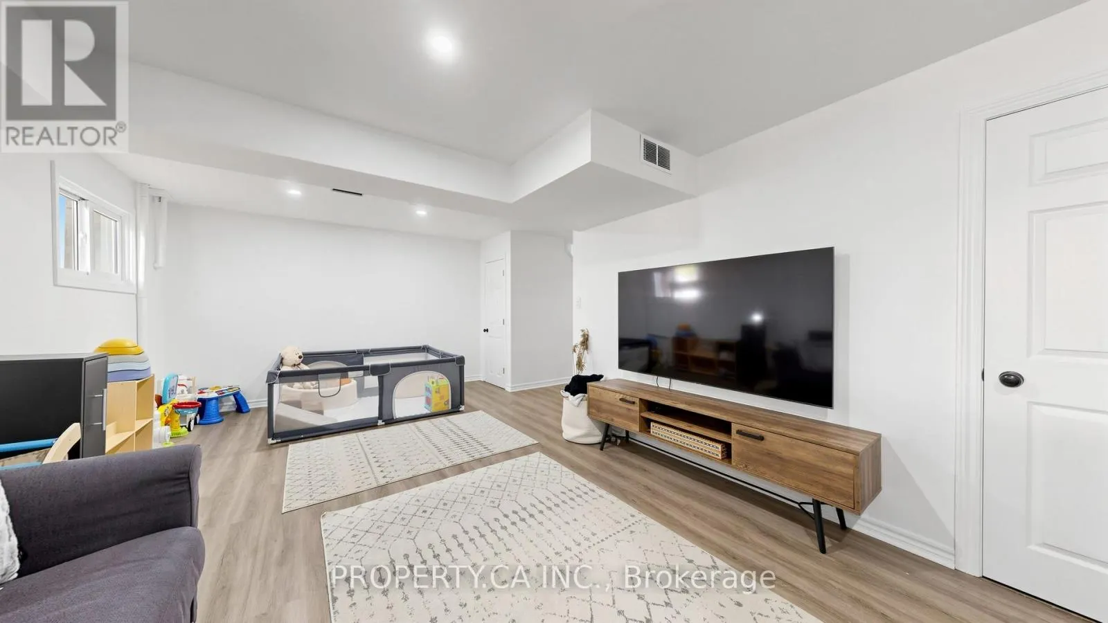 32 HODGINS AVENUE