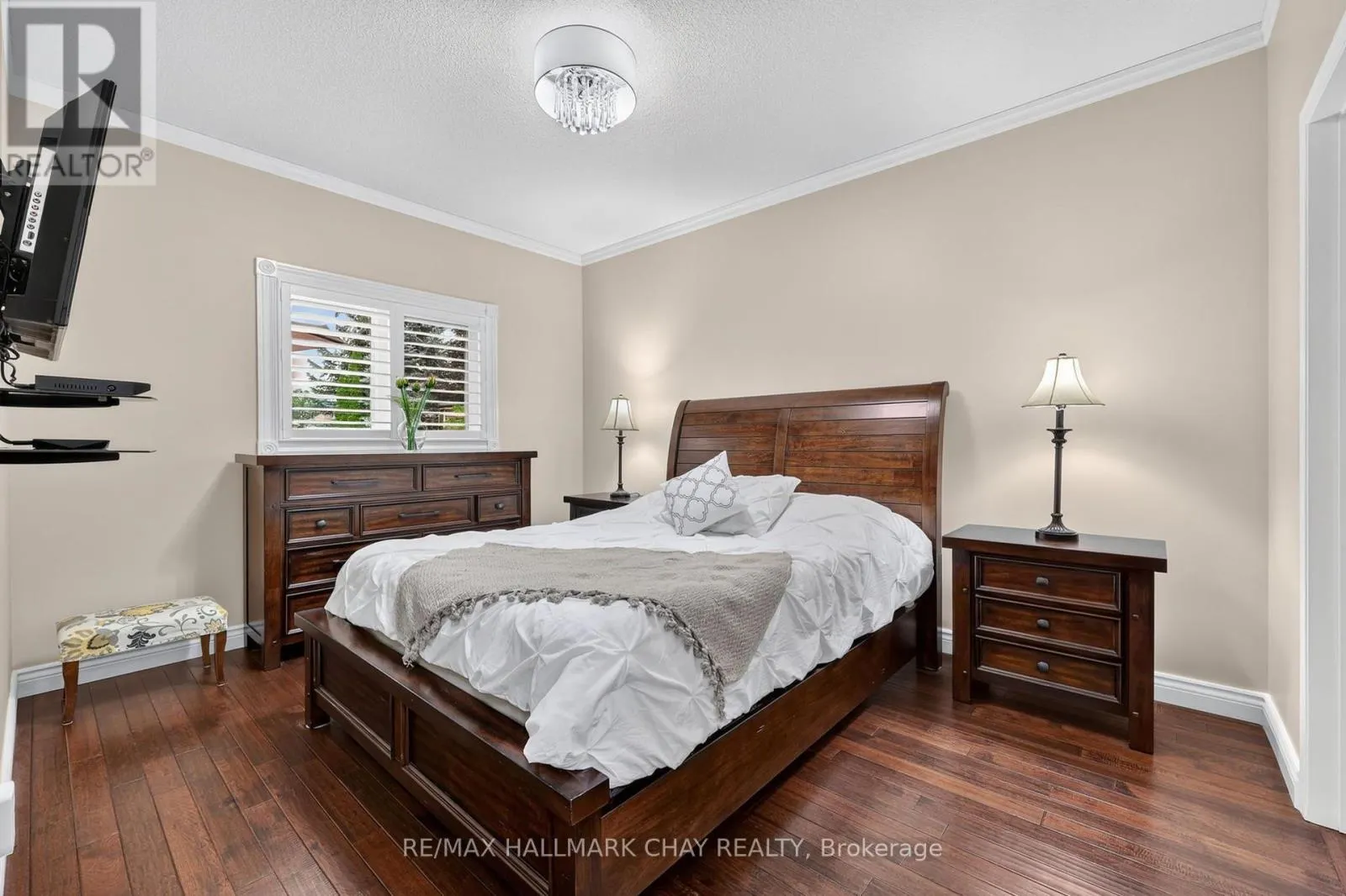 1925 EMERALD COURT