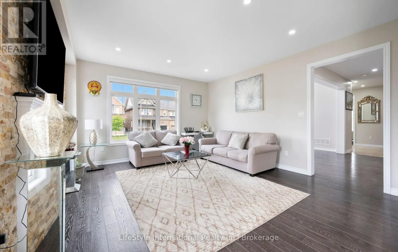 48 HAWKE CRESCENT