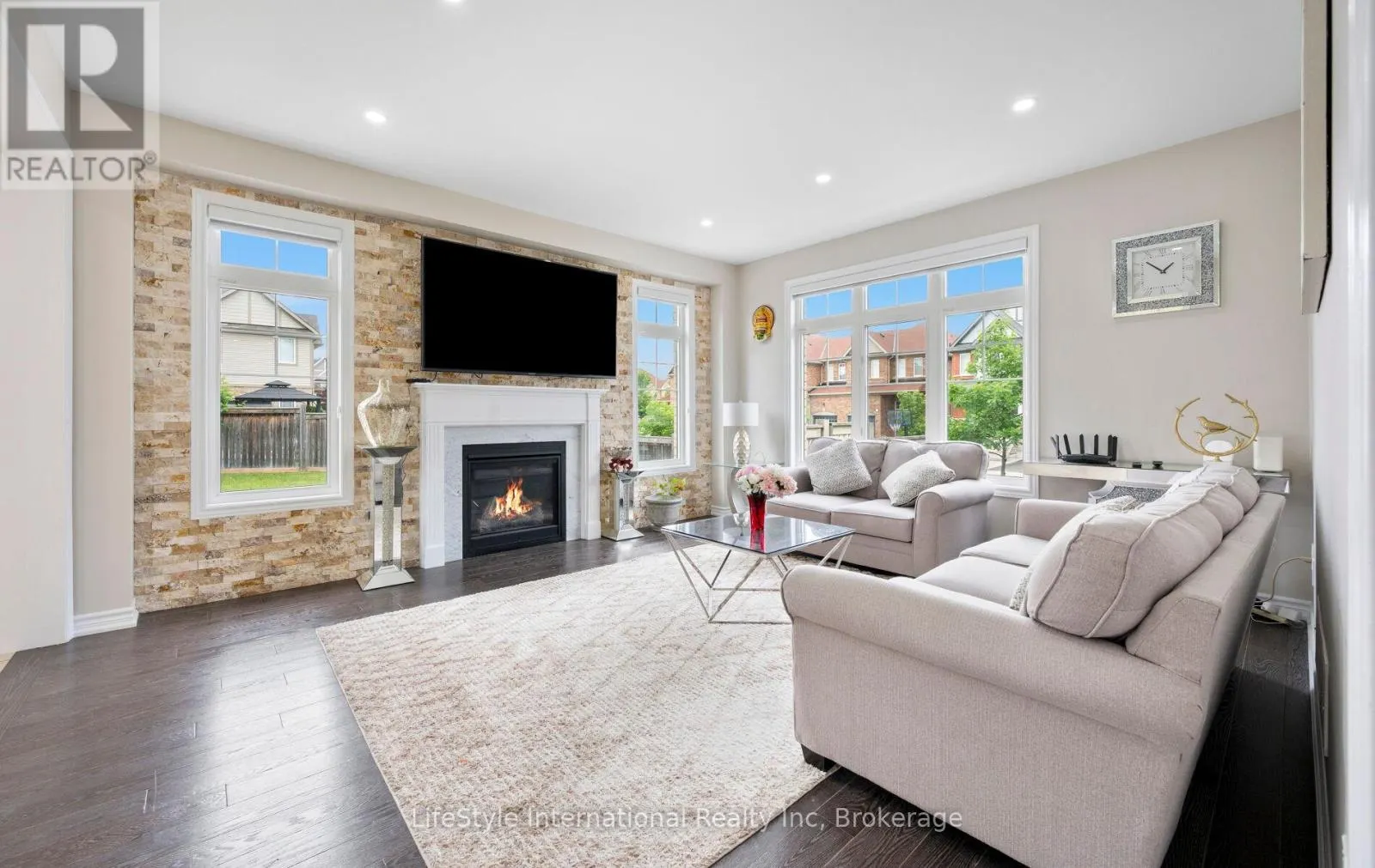 48 HAWKE CRESCENT