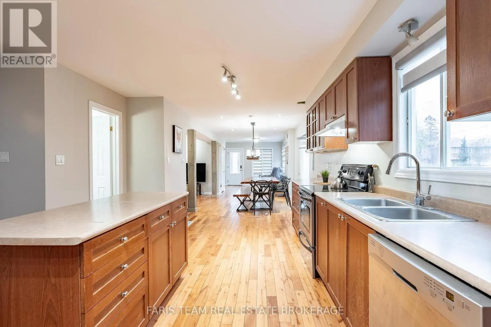 687 INNISFIL BEACH ROAD