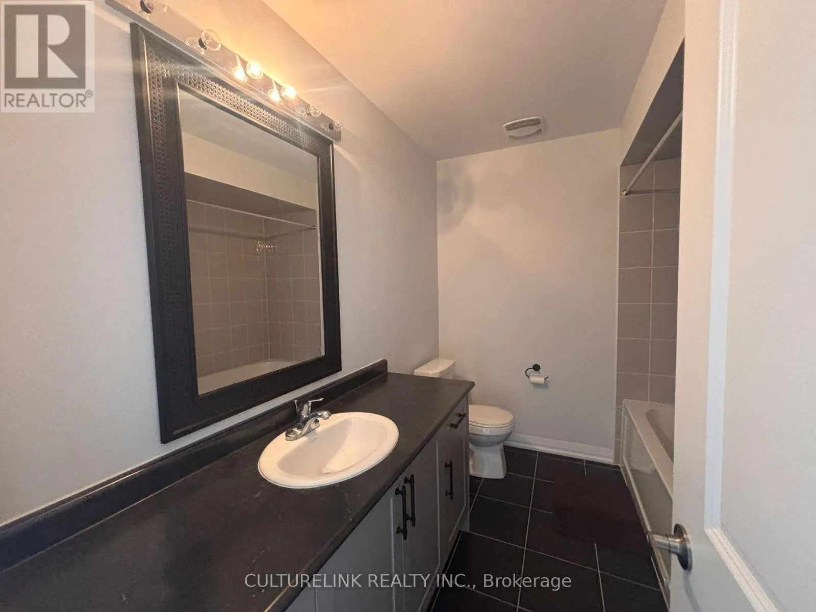 1426 STOVELL CRESCENT