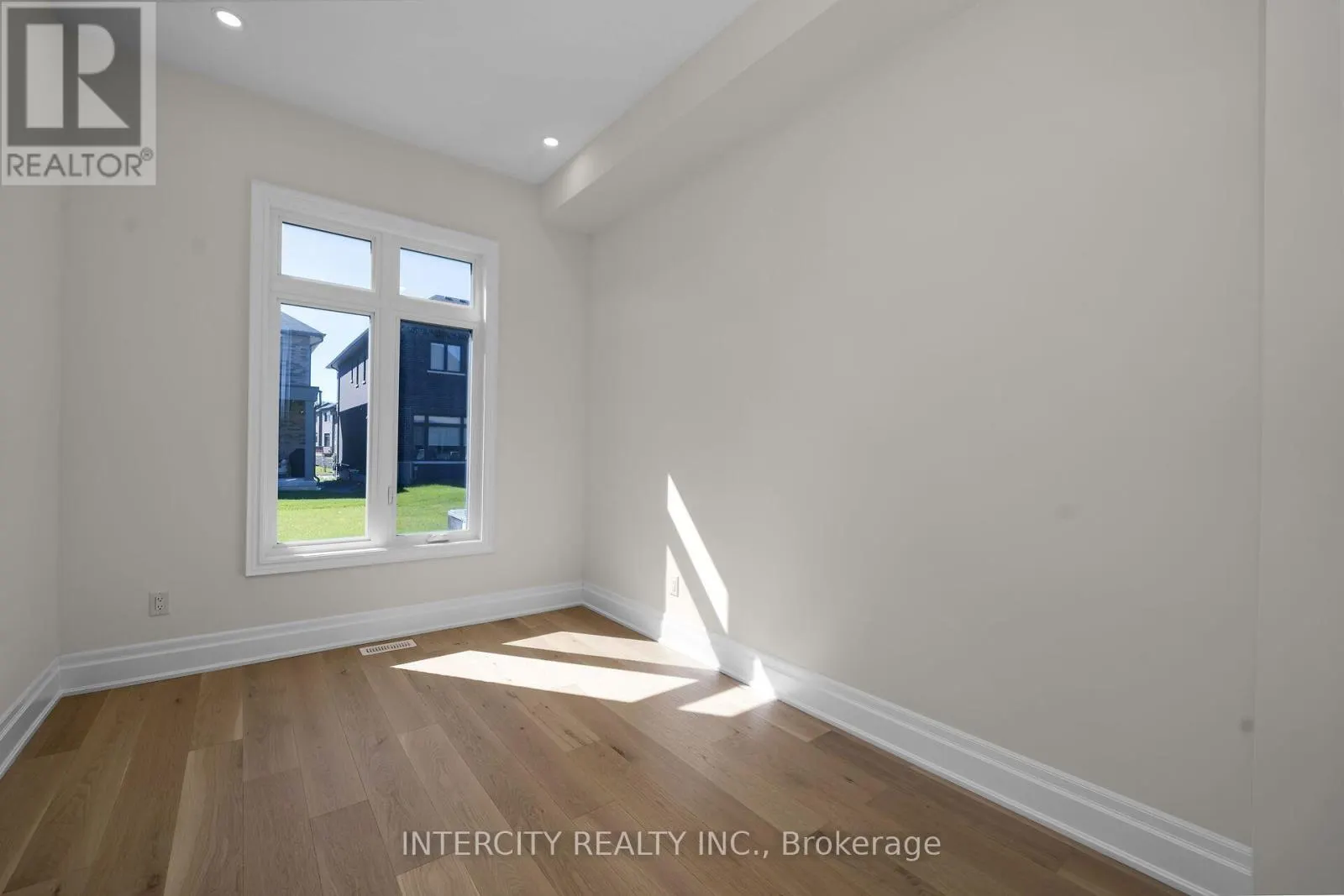 33 GIANVITO CRESCENT