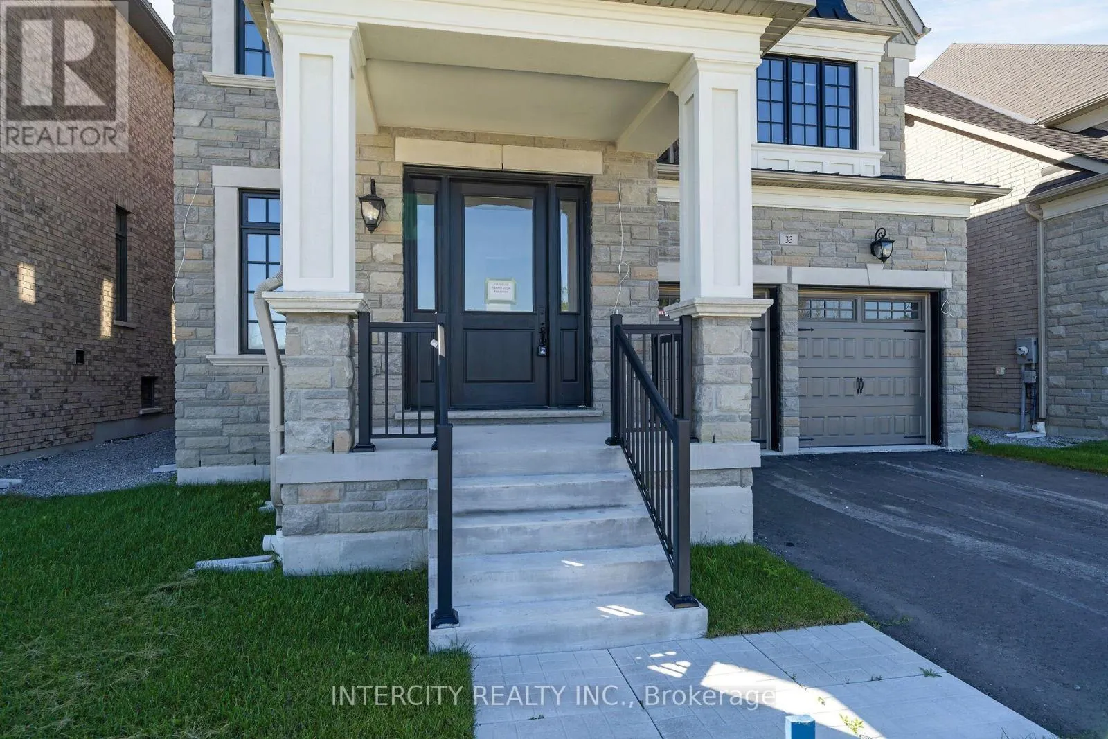 33 GIANVITO CRESCENT