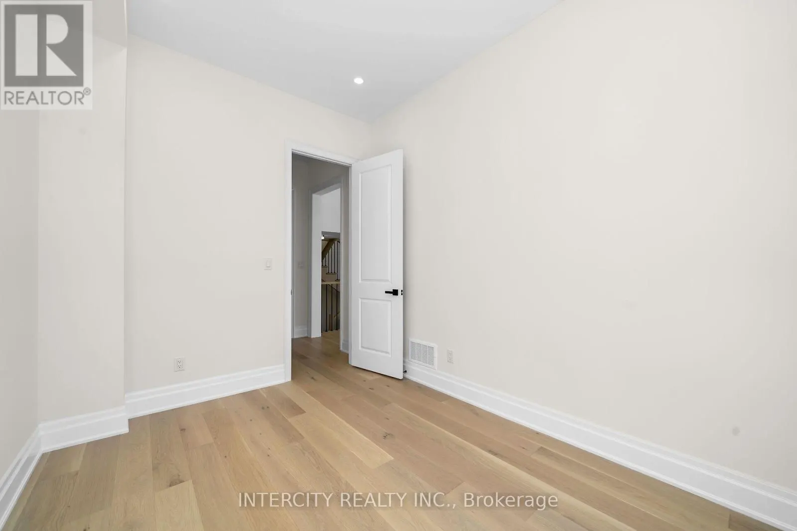 33 GIANVITO CRESCENT