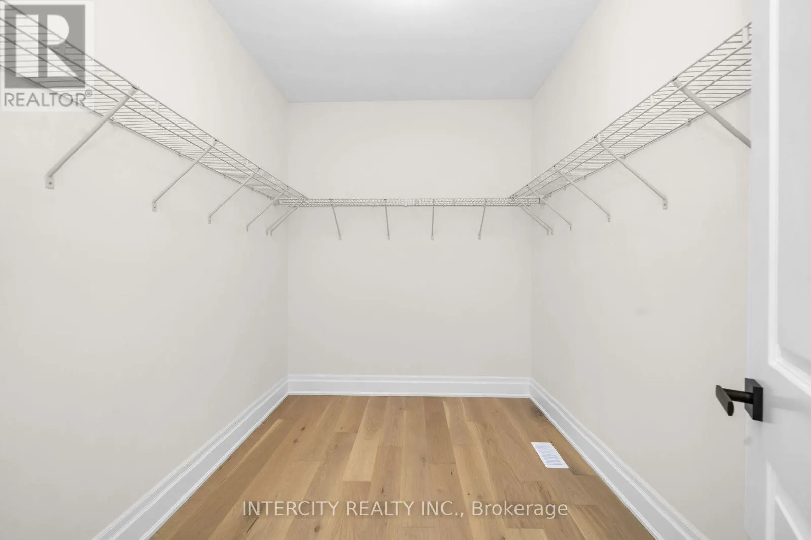 33 GIANVITO CRESCENT