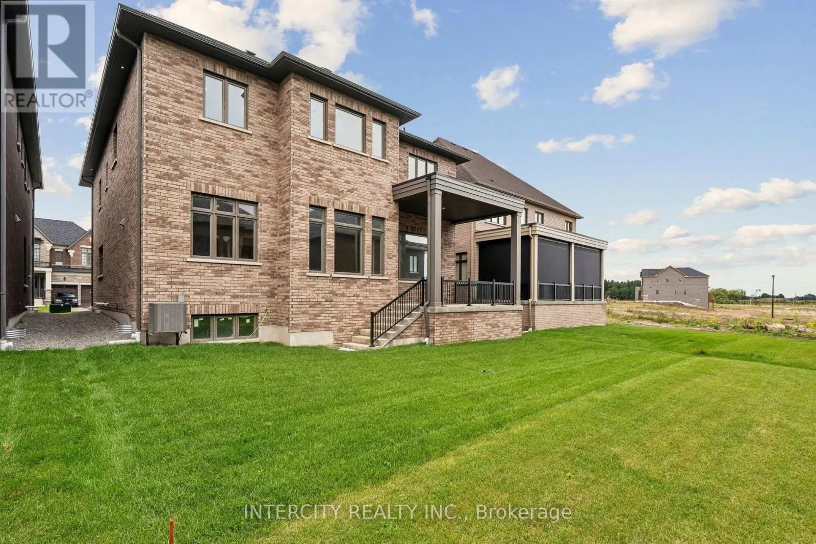 17 GARRIOCK HALL AVENUE