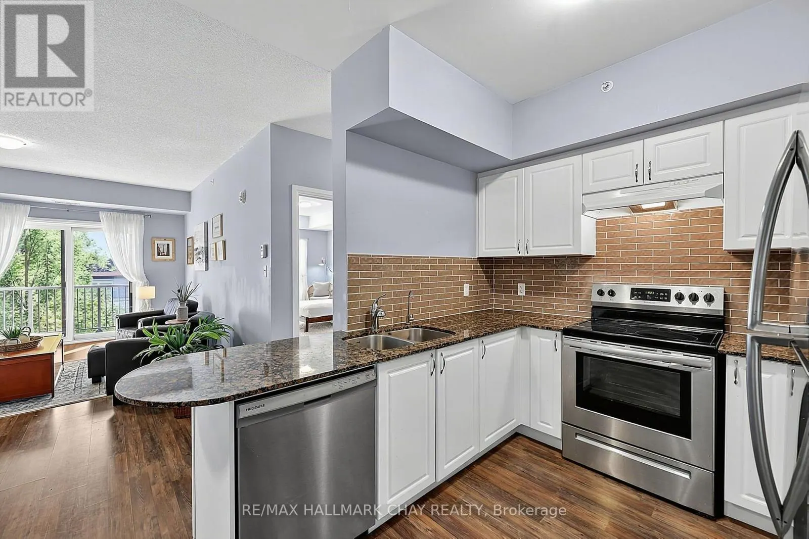210 - 161 WELLINGTON STREET E