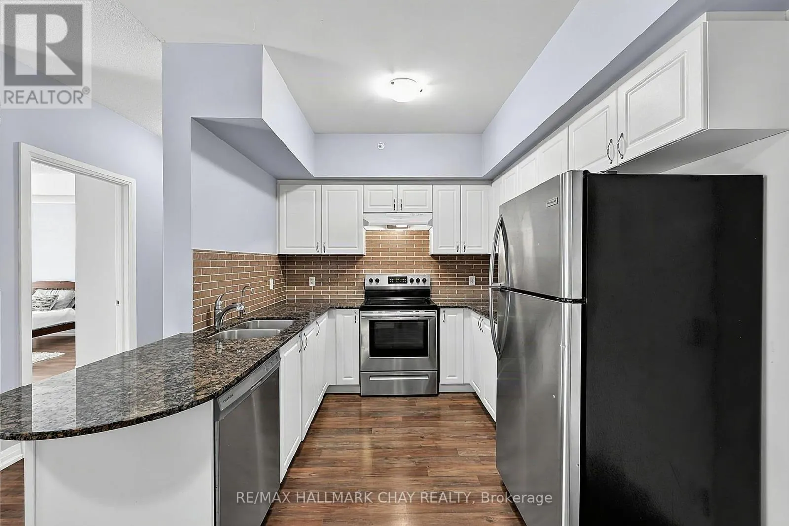 210 - 161 WELLINGTON STREET E