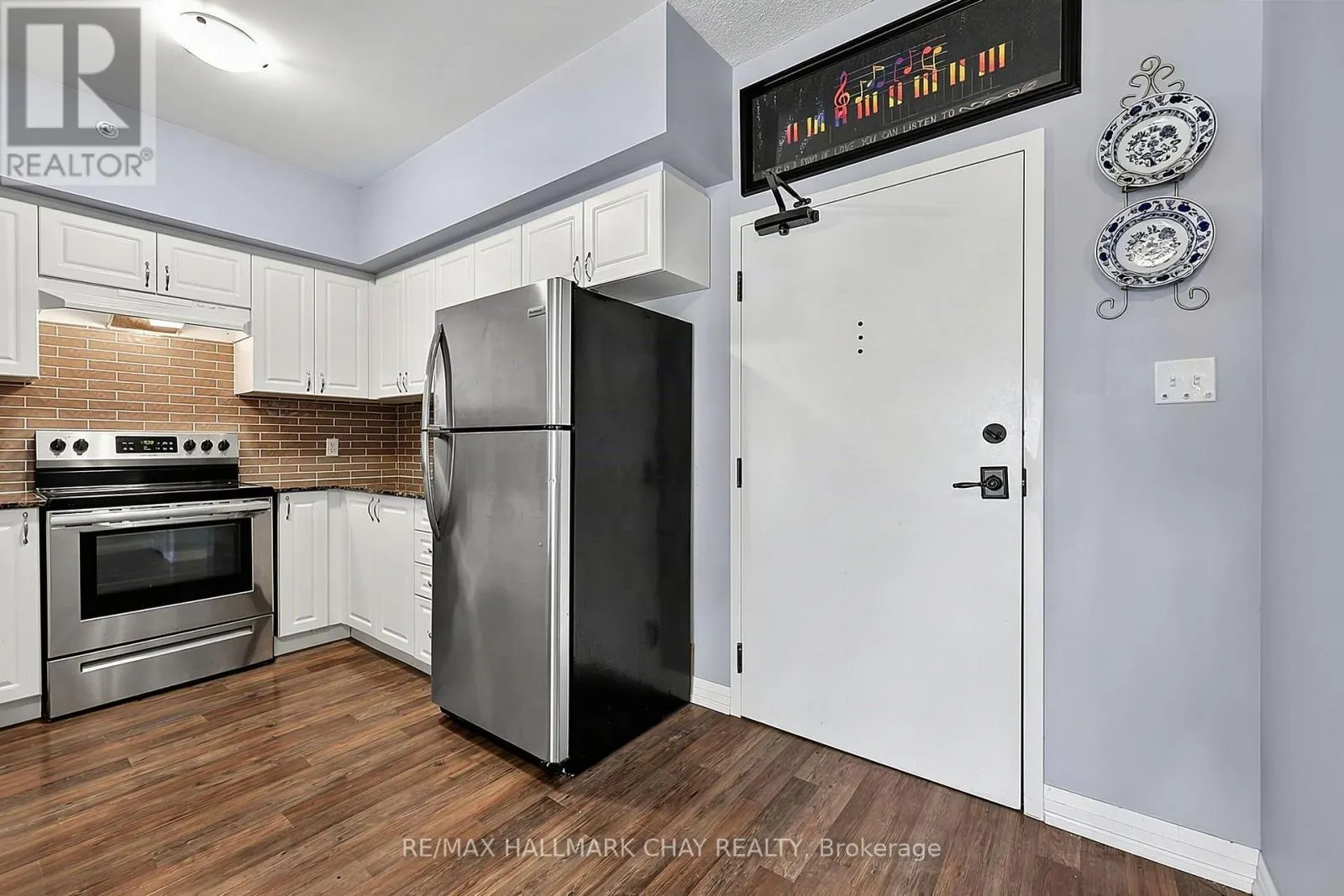210 - 161 WELLINGTON STREET E