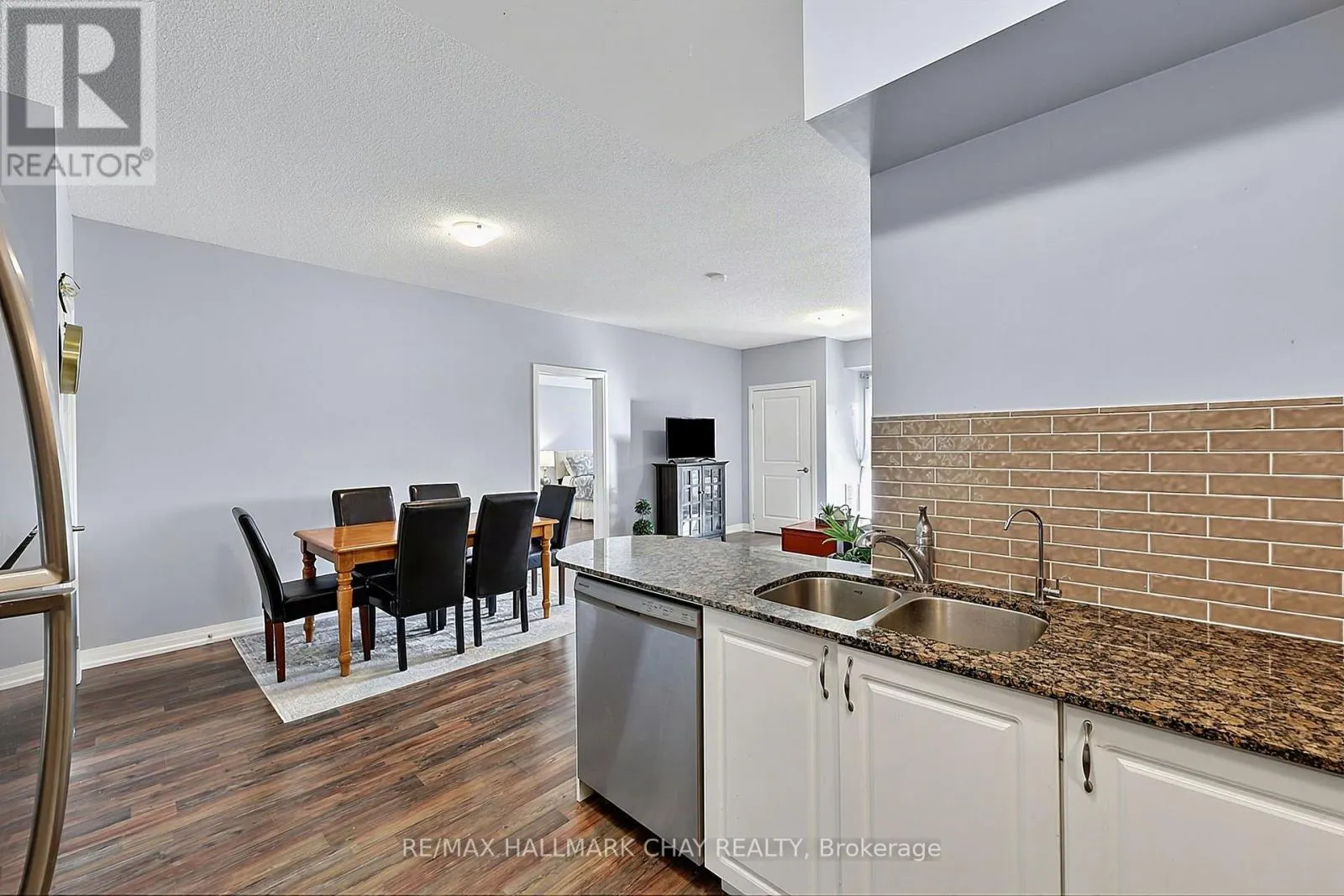 210 - 161 WELLINGTON STREET E