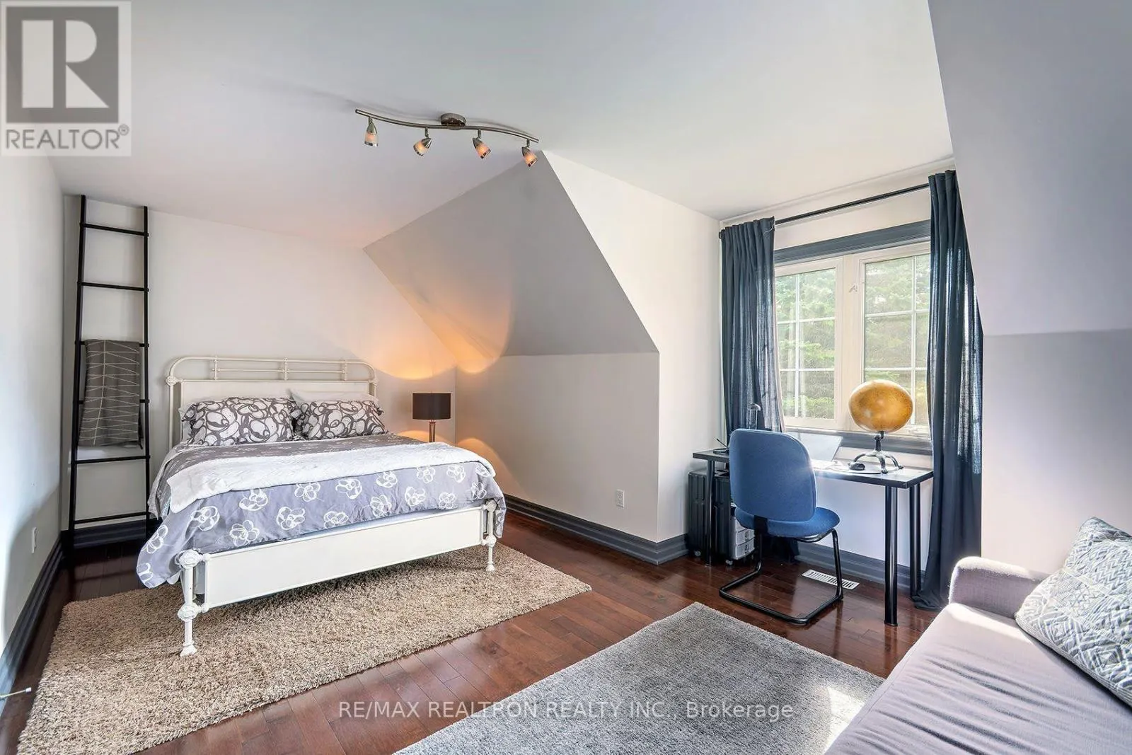 412 FALCONWOOD HOLLOW