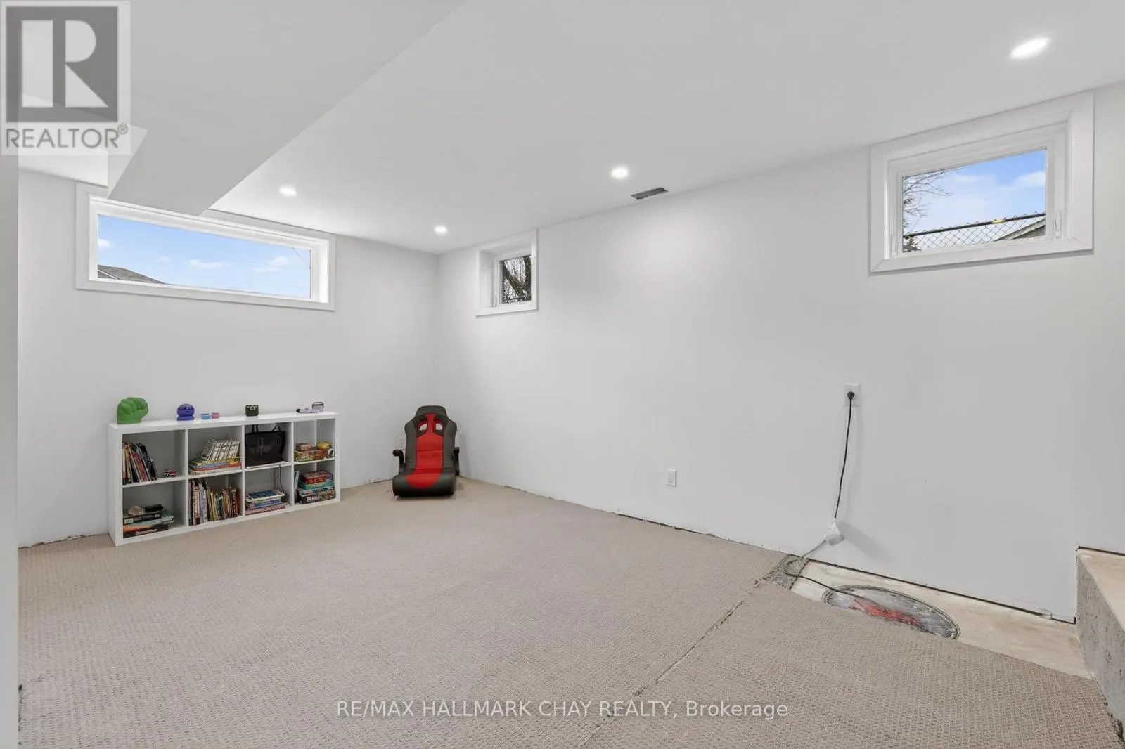 1587 MOUNT ALBERT ROAD