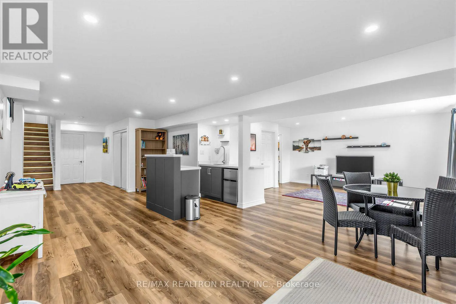 220 DEGRAAF CRESCENT