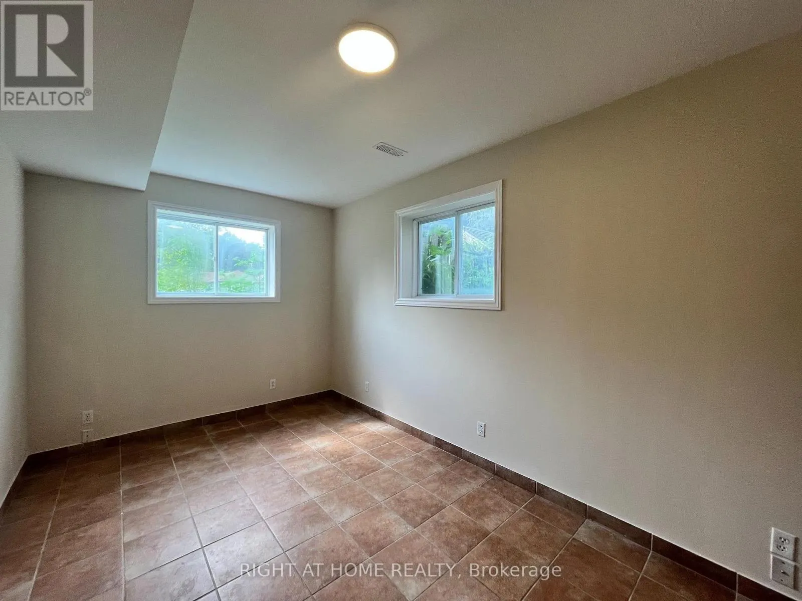 379 THE QUEENSWAY ROAD S