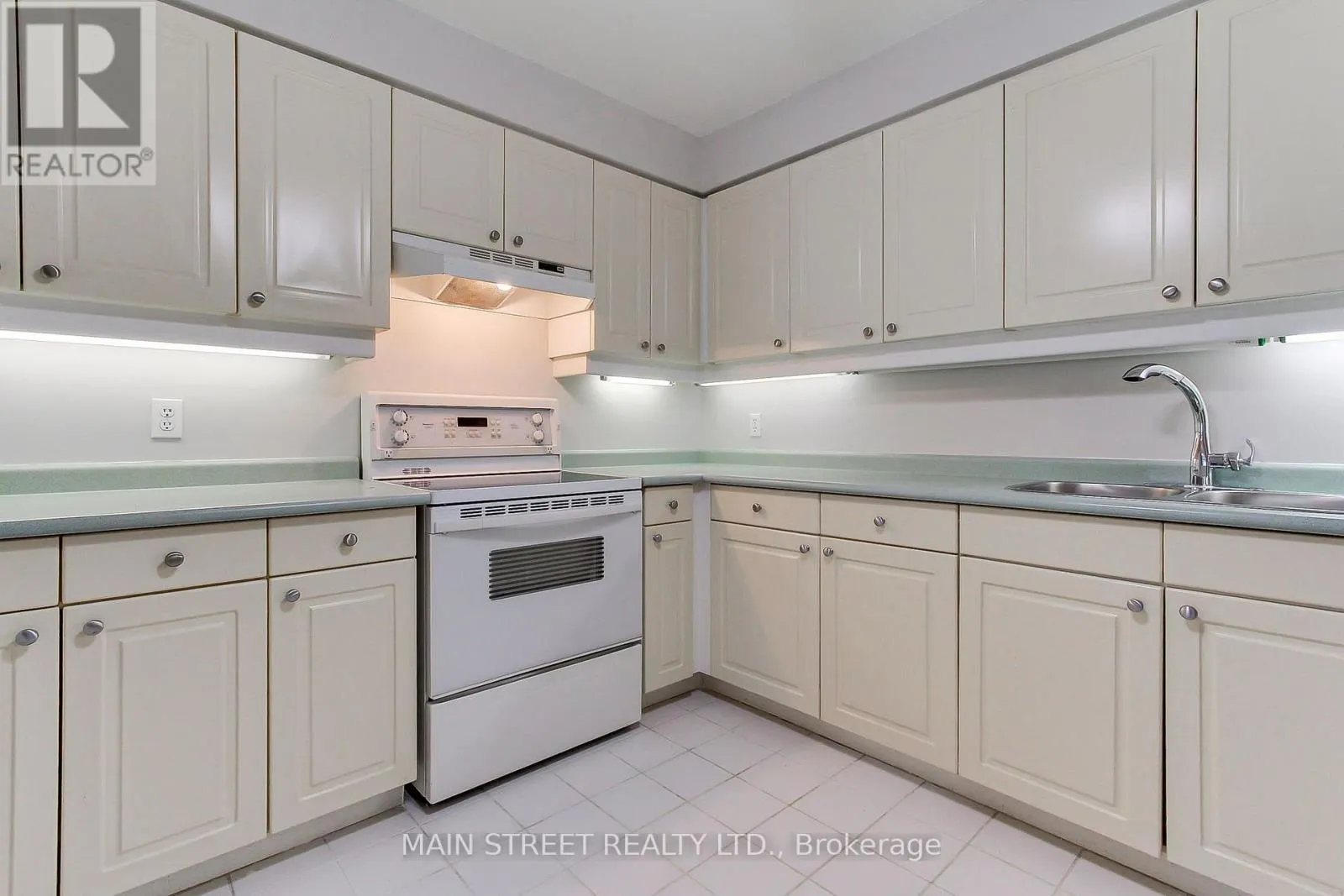 306 - 85 WELLINGTON STREET W