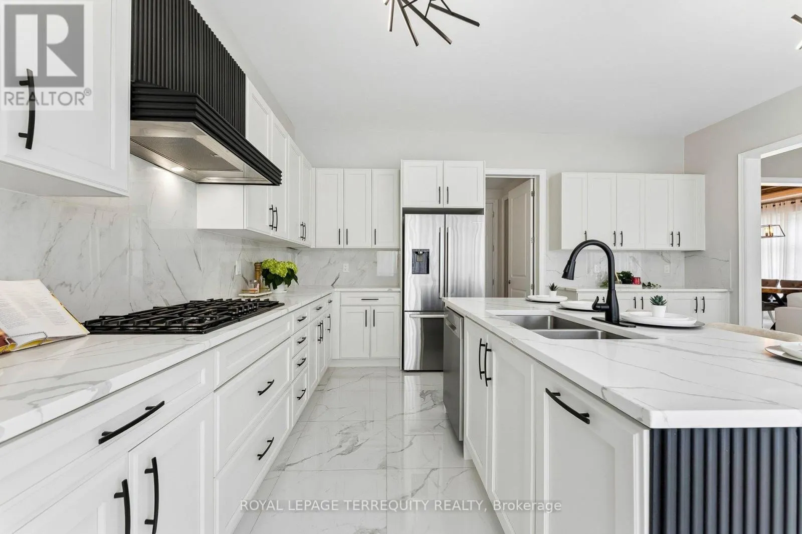 7 BALLANVIEW COURT