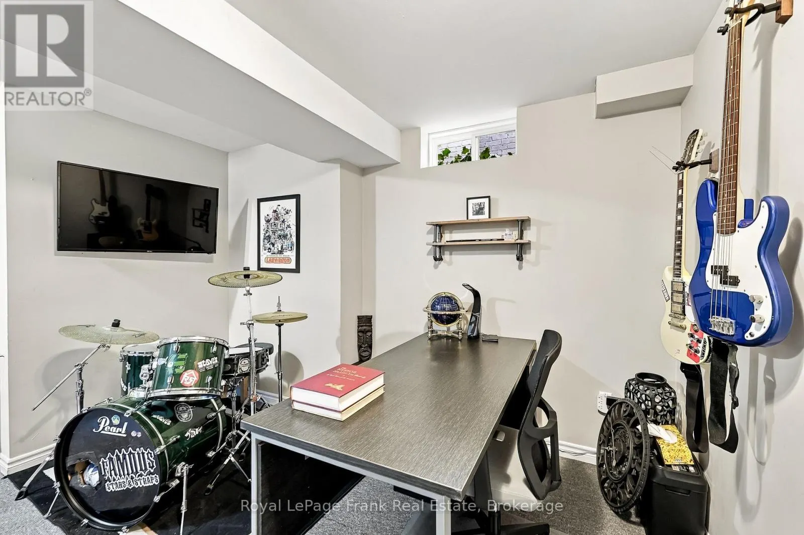 6 FOXBURY ROAD