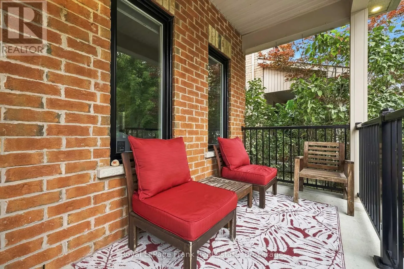 6 FOXBURY ROAD
