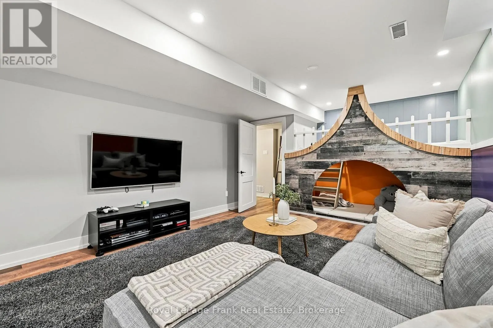 6 FOXBURY ROAD