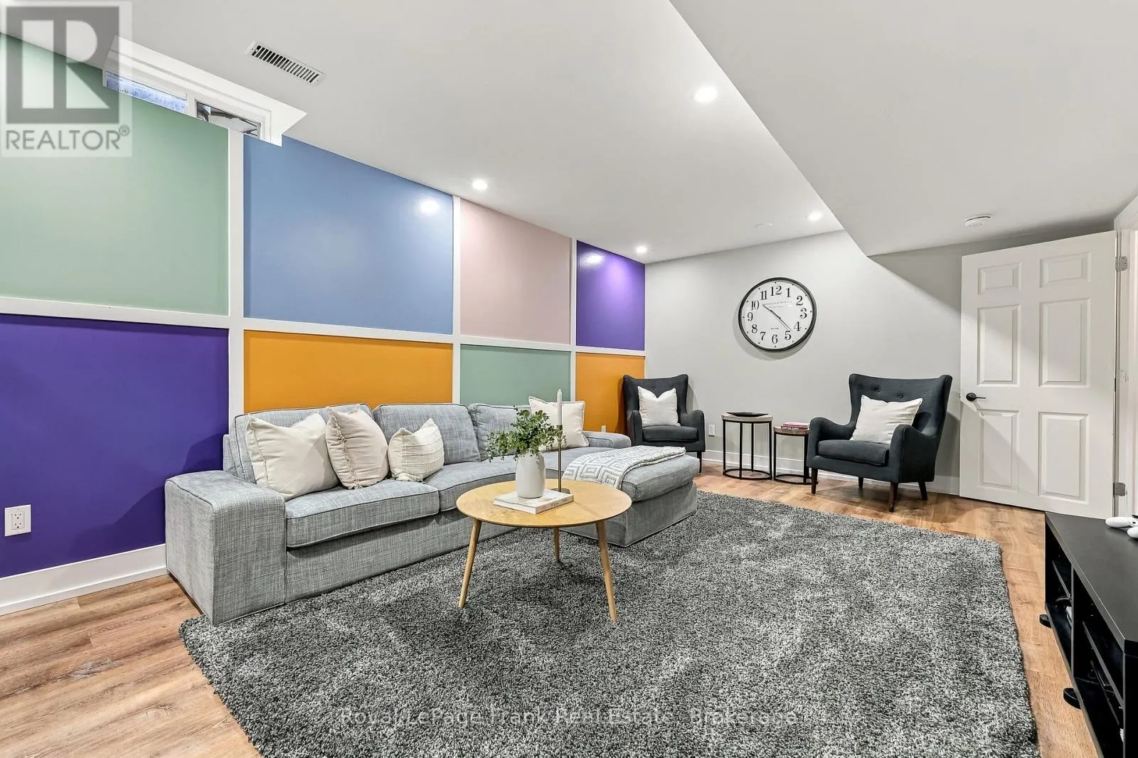 6 FOXBURY ROAD