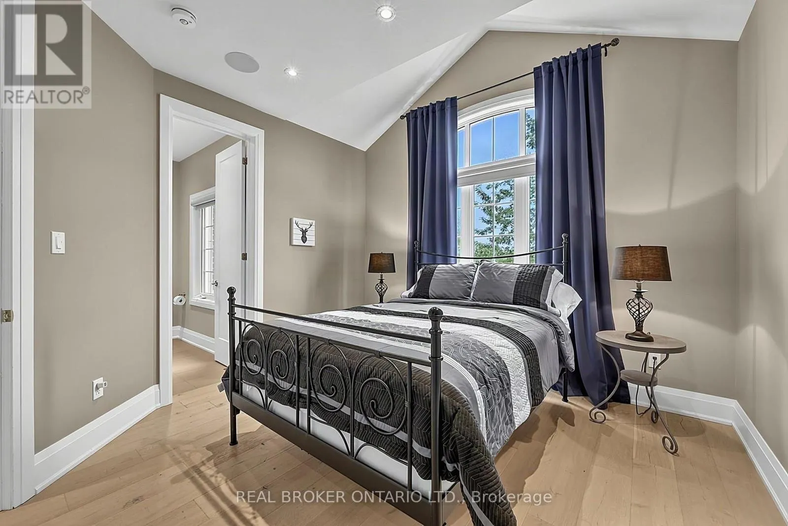 64 MANOR GLEN CRESCENT