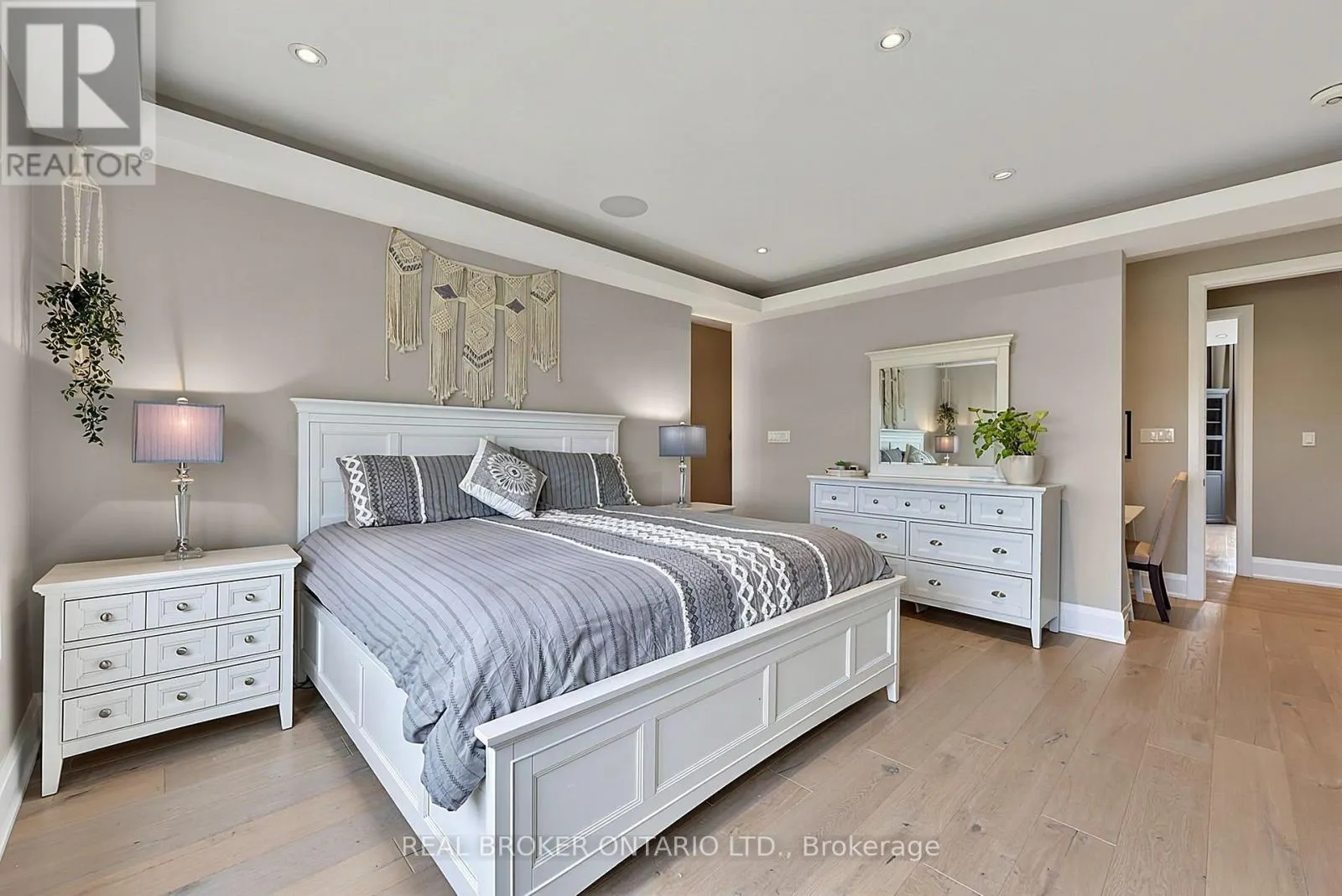 64 MANOR GLEN CRESCENT