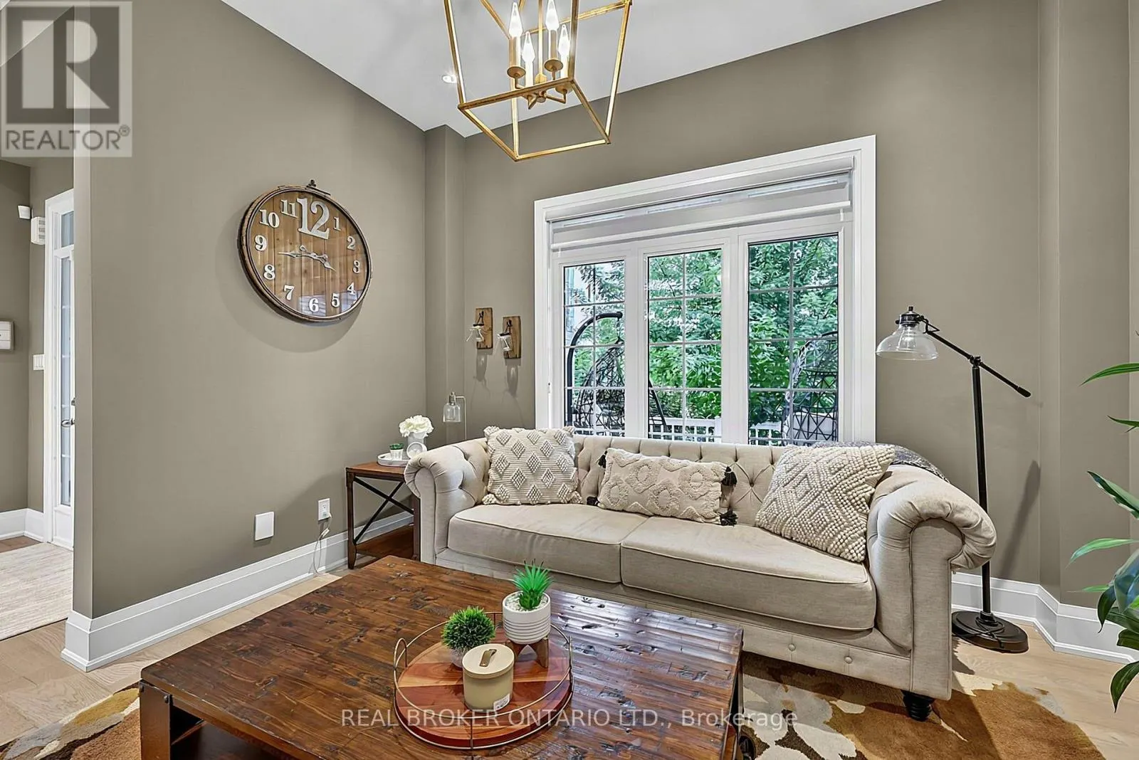 64 MANOR GLEN CRESCENT