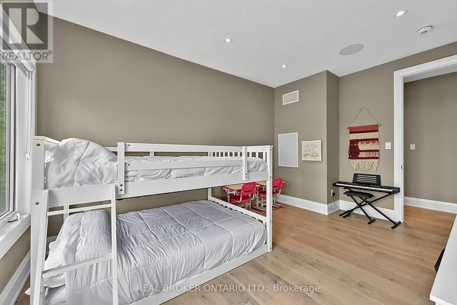 64 MANOR GLEN CRESCENT