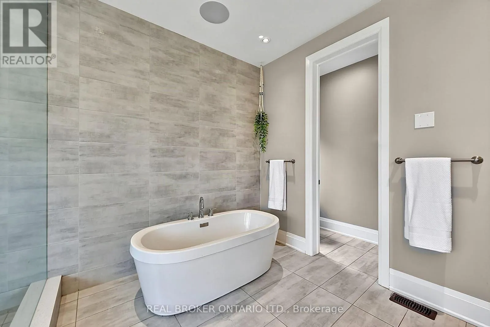 64 MANOR GLEN CRESCENT