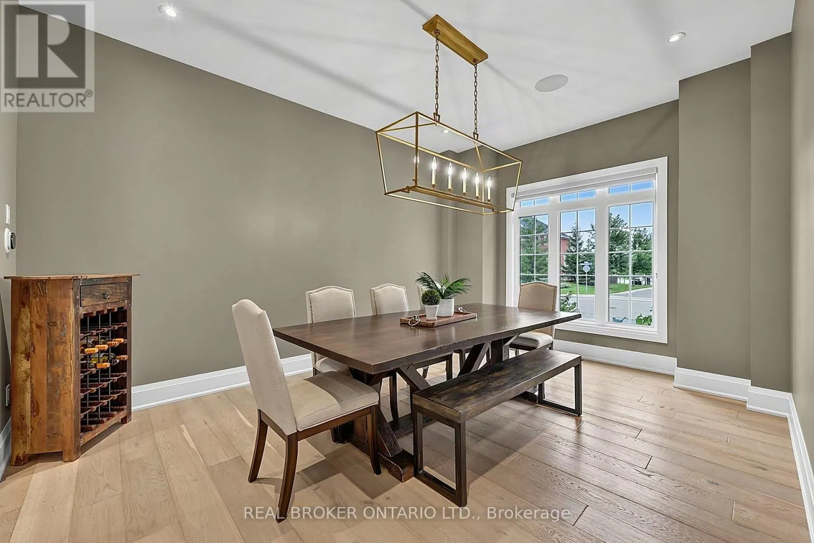 64 MANOR GLEN CRESCENT