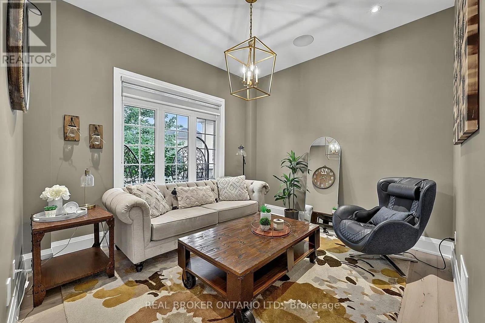 64 MANOR GLEN CRESCENT