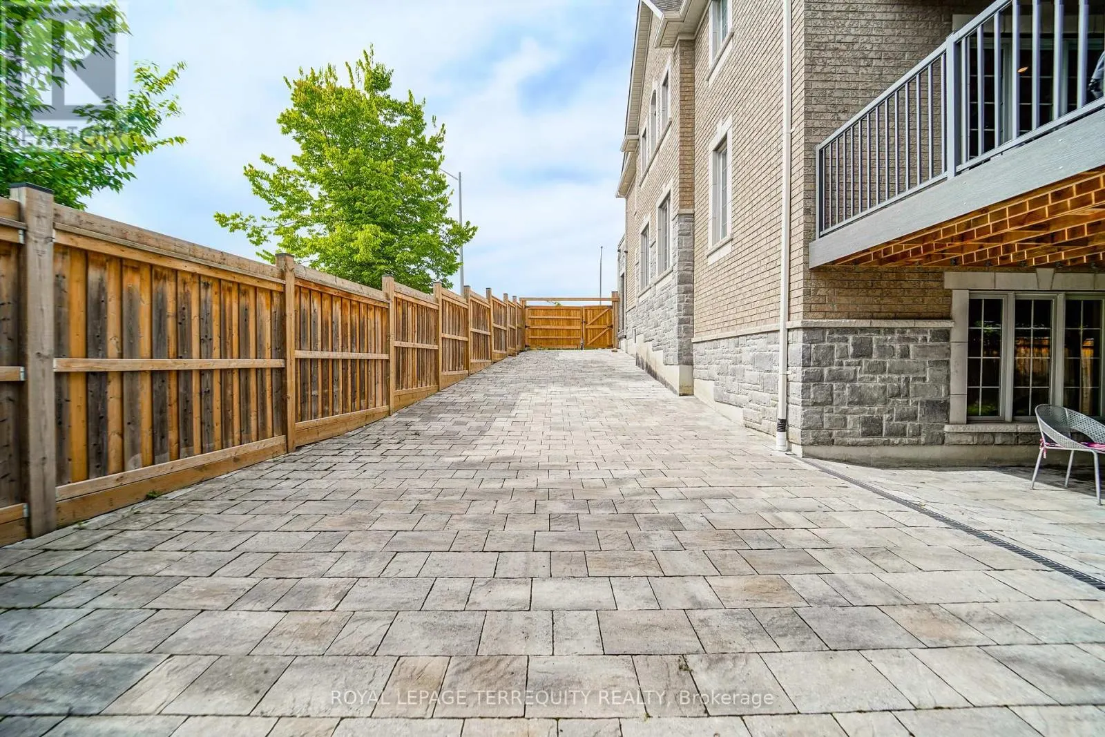 2162 DAWSON CRESCENT