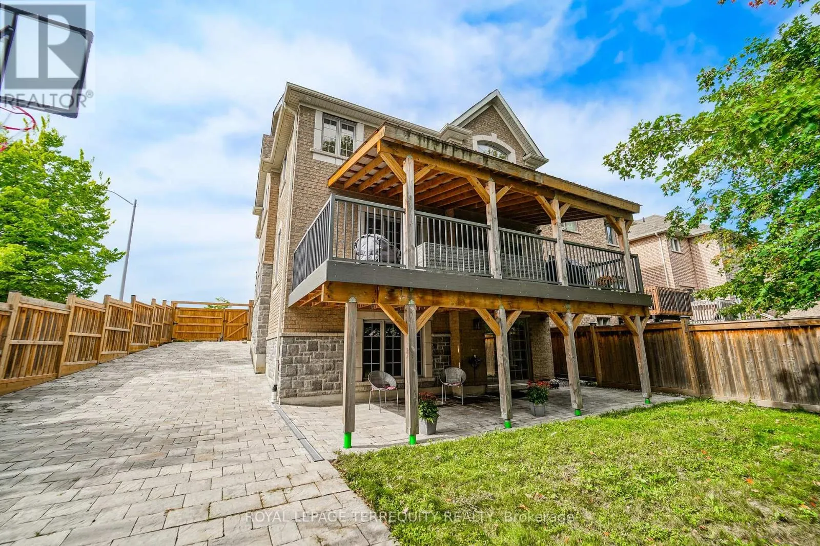 2162 DAWSON CRESCENT