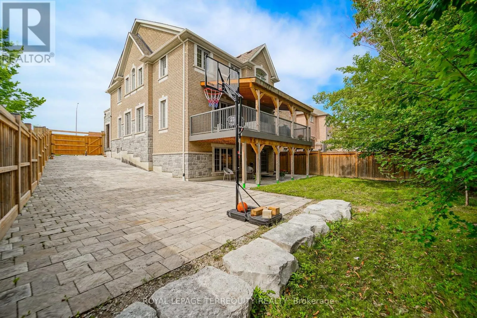 2162 DAWSON CRESCENT