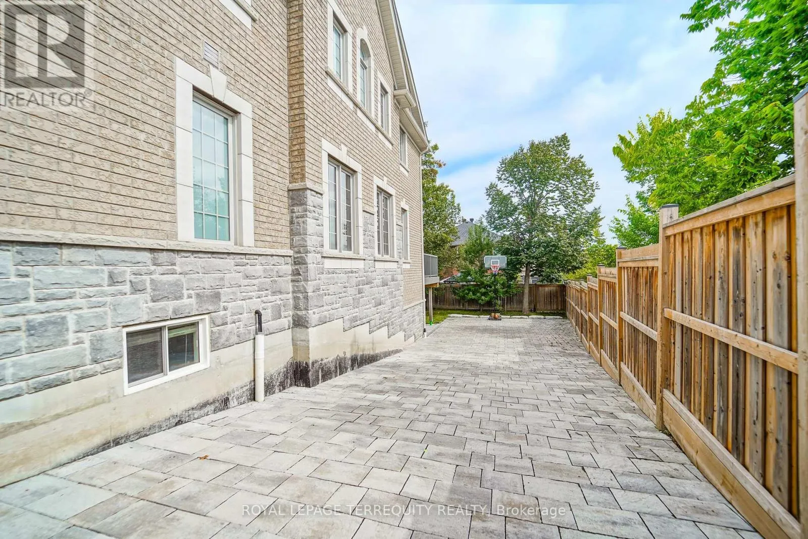 2162 DAWSON CRESCENT