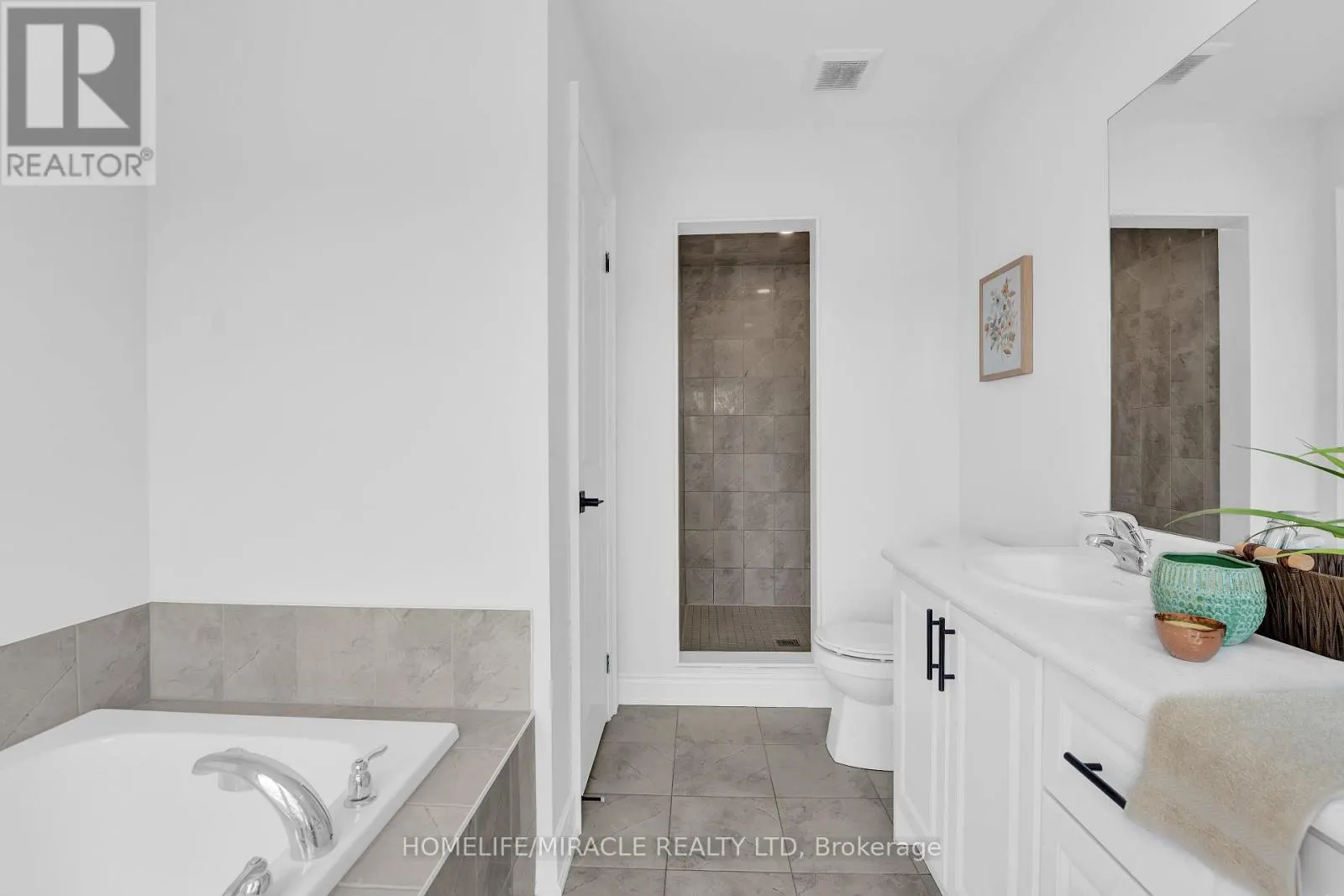 32 ALAN WILLIAMS TRAIL
