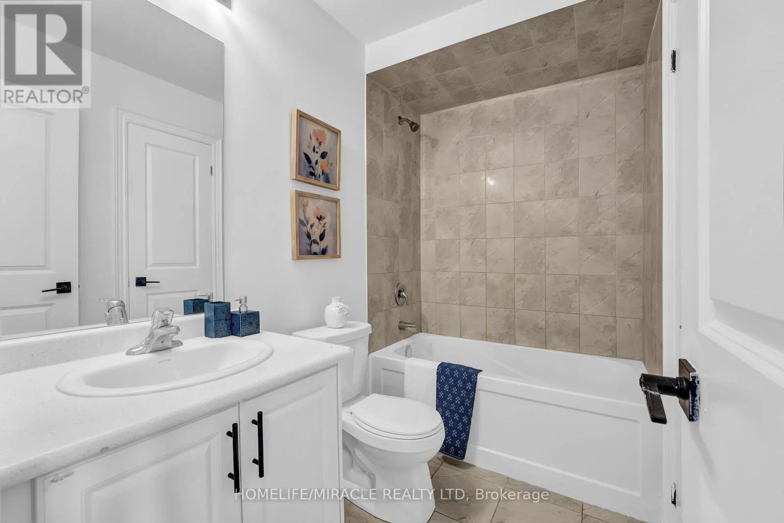 32 ALAN WILLIAMS TRAIL