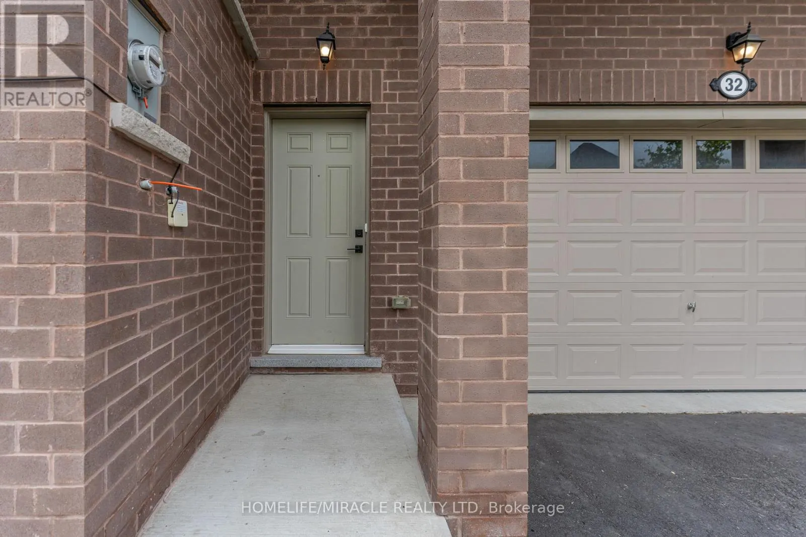 32 ALAN WILLIAMS TRAIL