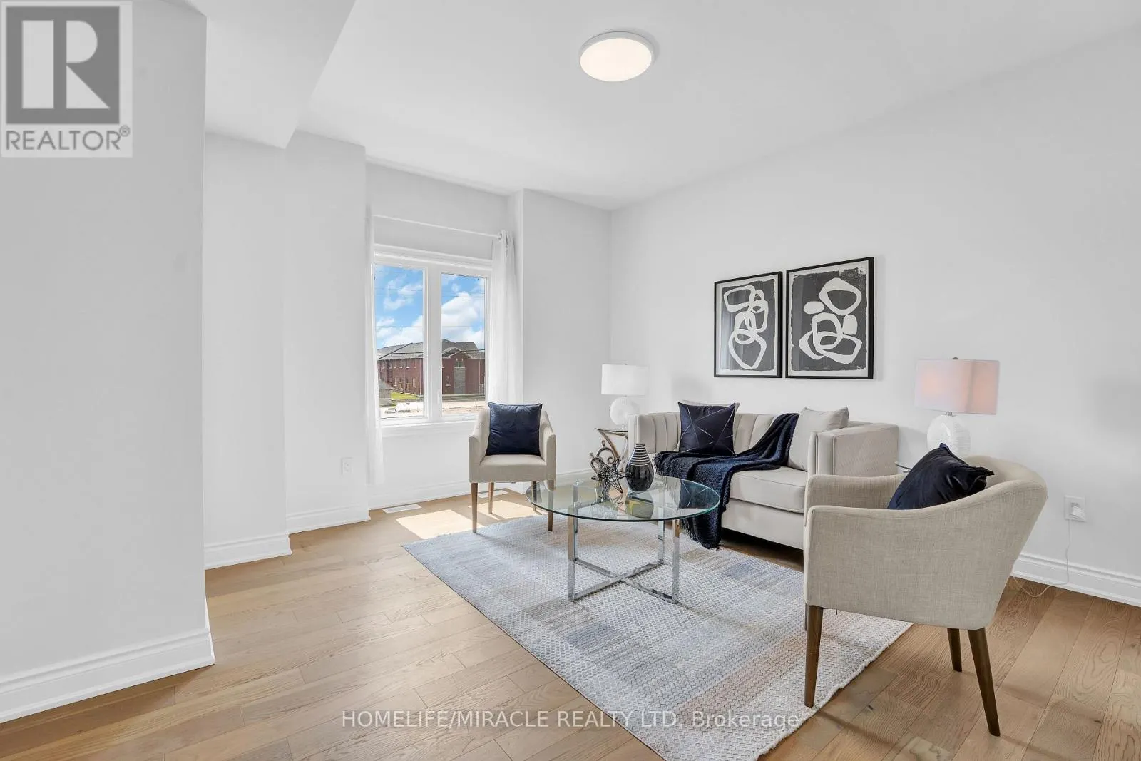 32 ALAN WILLIAMS TRAIL