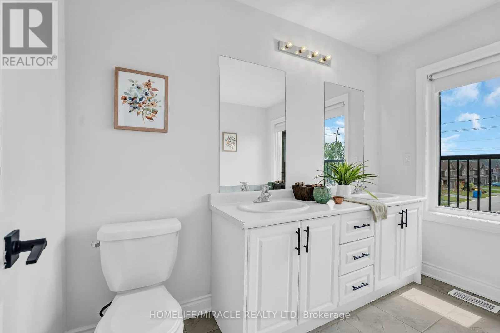 32 ALAN WILLIAMS TRAIL
