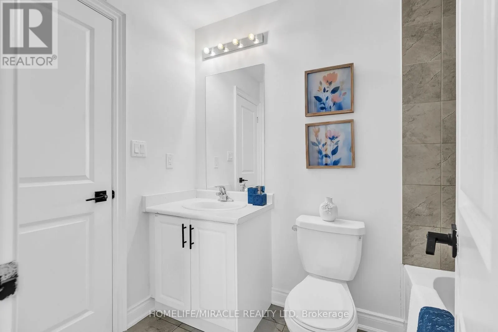 32 ALAN WILLIAMS TRAIL