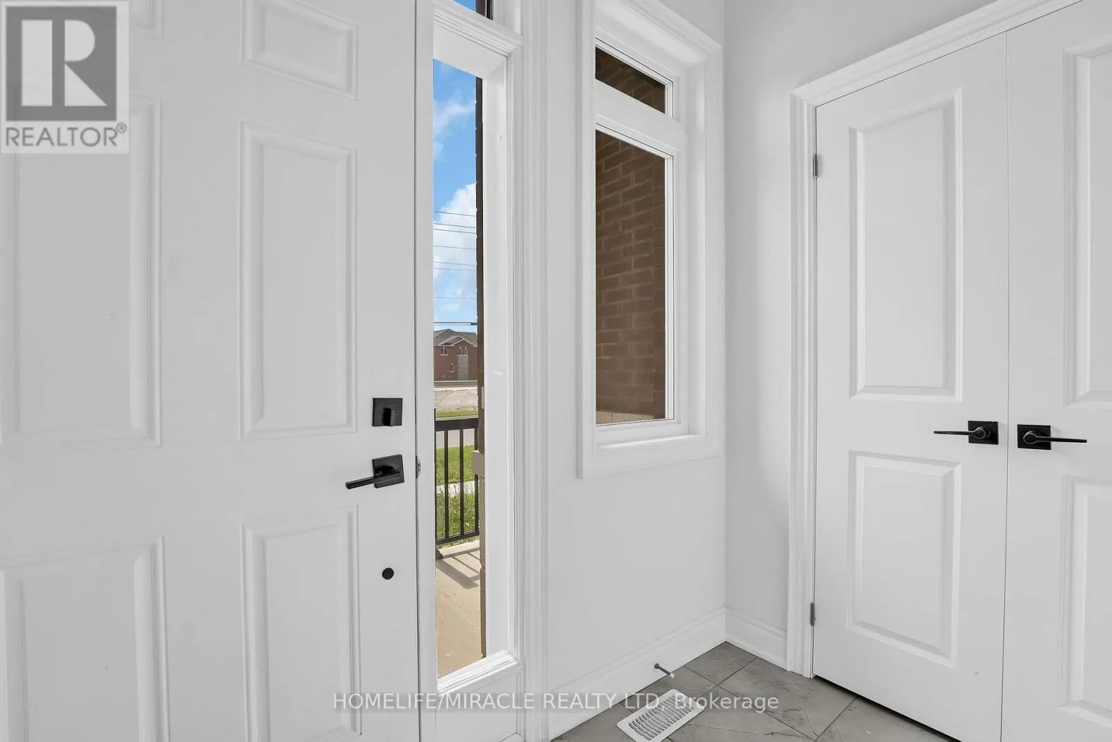 32 ALAN WILLIAMS TRAIL