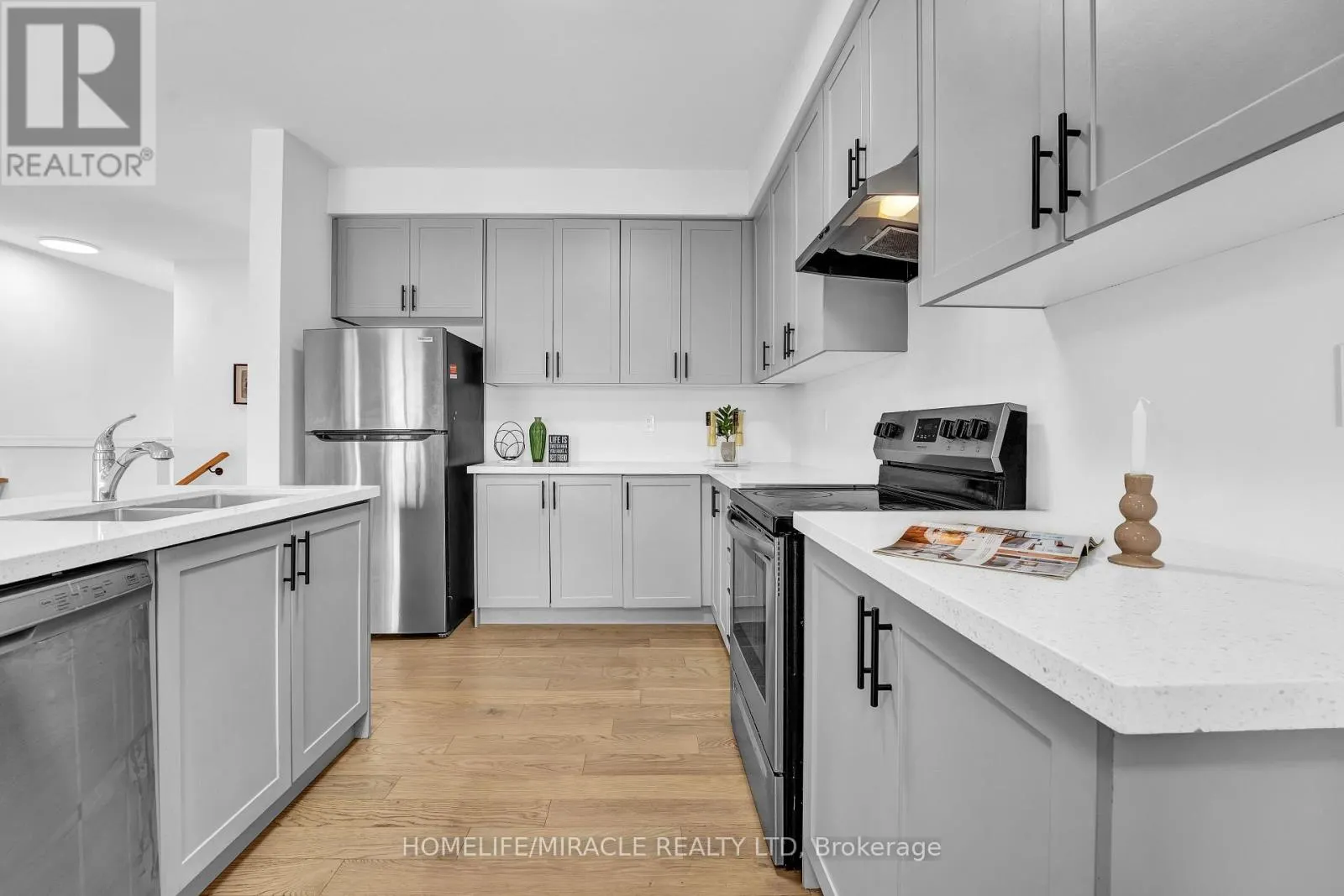 32 ALAN WILLIAMS TRAIL