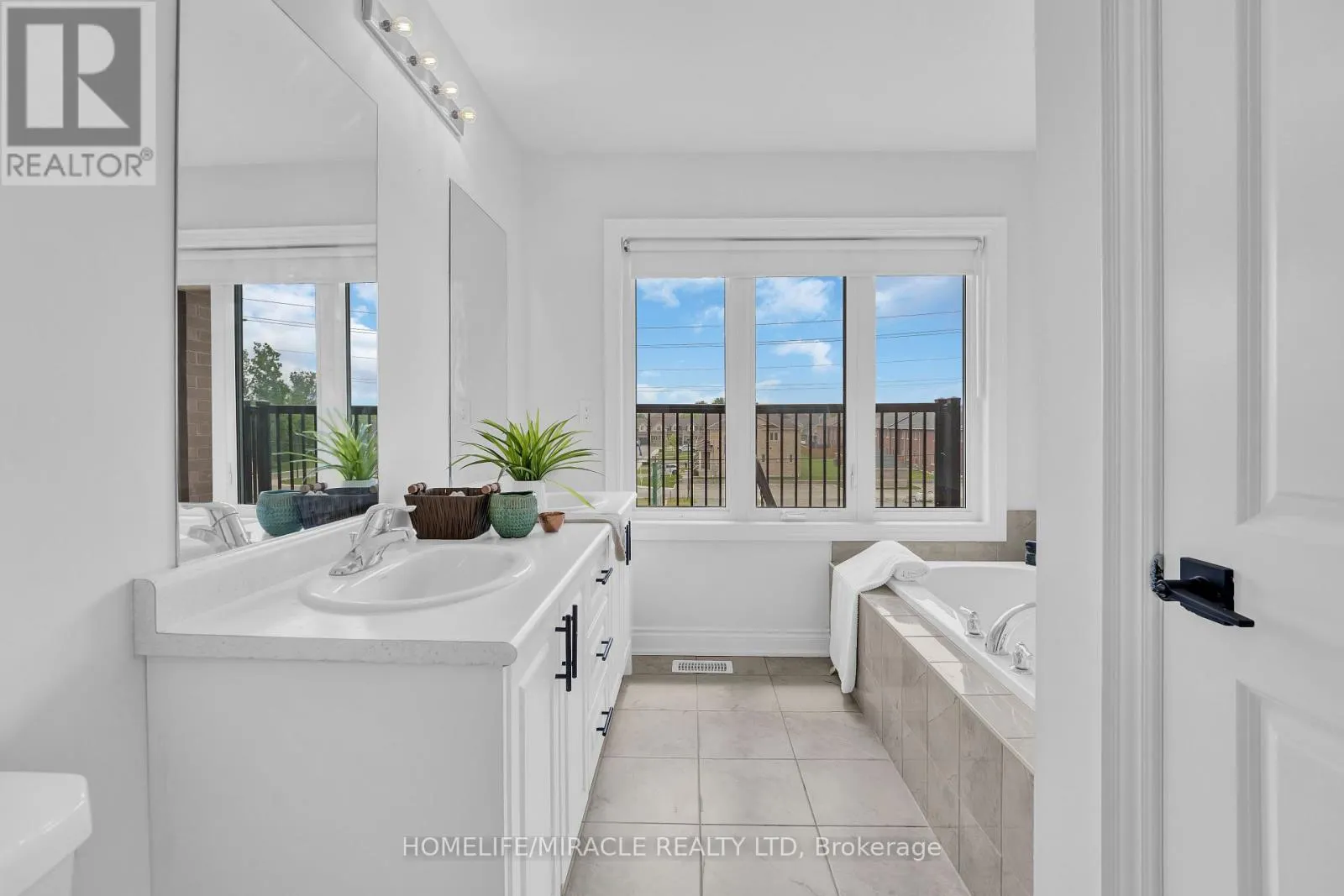 32 ALAN WILLIAMS TRAIL