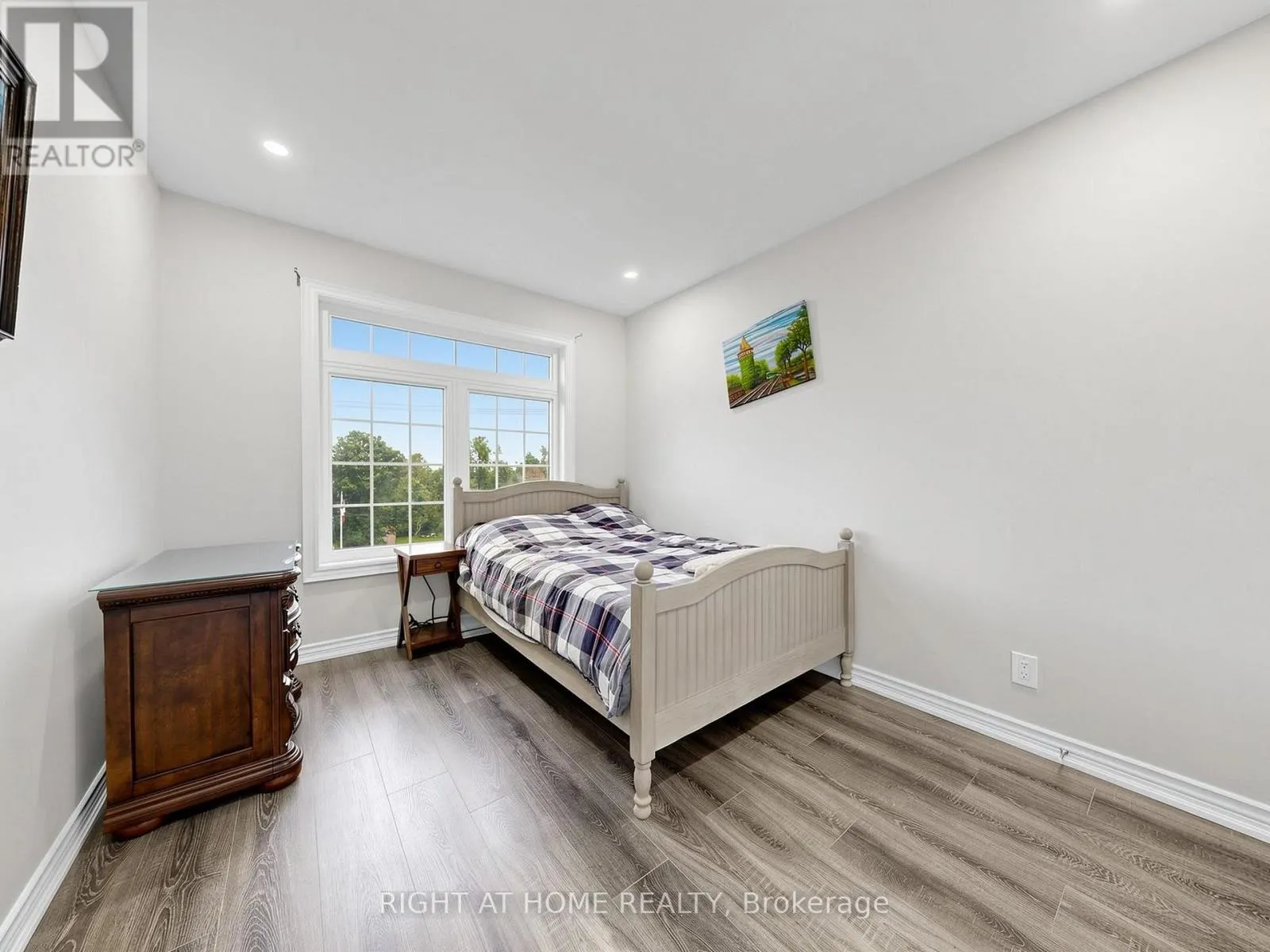637 SIMCOE STREET