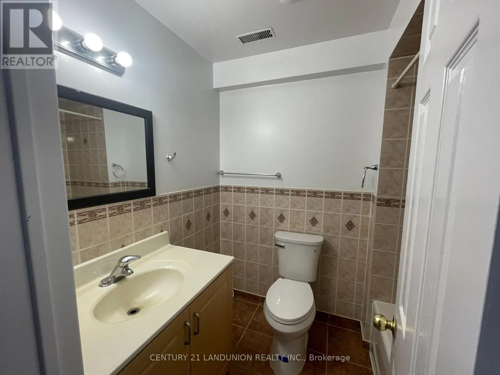 RESIDENCE PRIMARY UNIT/B - 20215 WOODBINE AVENUE