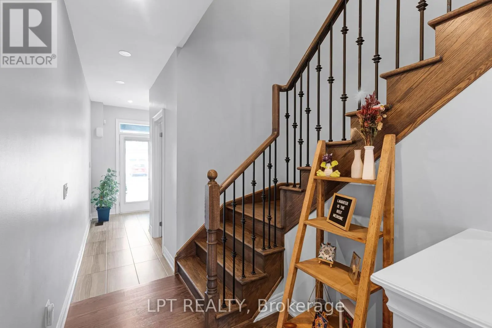 33 MONDIAL CRESCENT