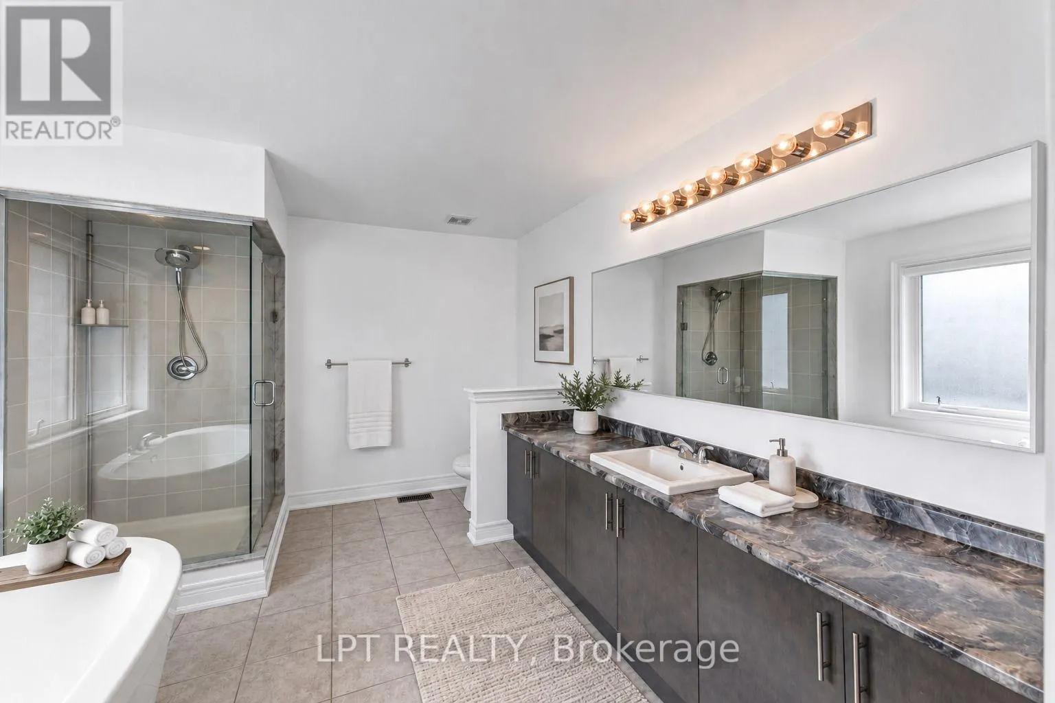 33 MONDIAL CRESCENT