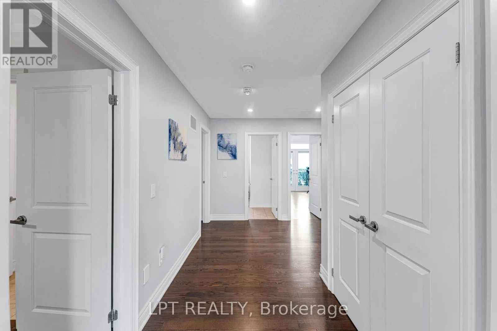33 MONDIAL CRESCENT